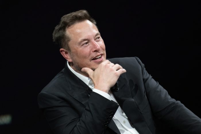 Elon Musk est en visite en Chine à l’occasion du Salon de l’automobile de Pékin.