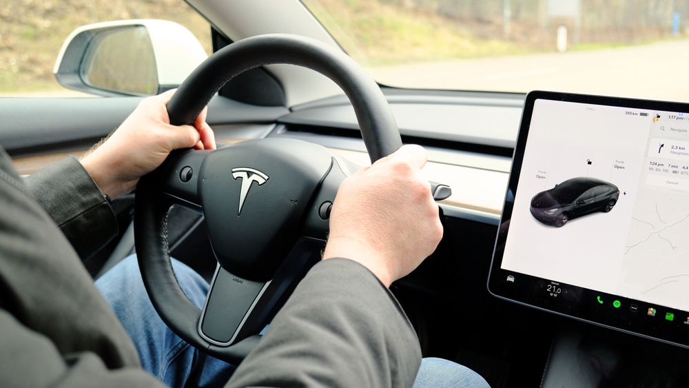 Alerte Tesla mains sur le volant