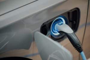 Faire réparer une voiture électrique coûterait plus cher Photo de CHUTTERSNAP sur Unsplash