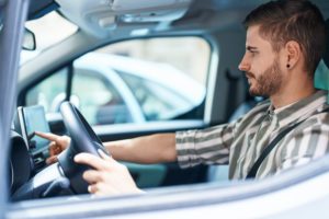 Waze, ralentisseur, dos d'âne, voiture, automobiliste, notification, signalement, employé, vérification,