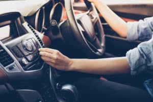 automobile, conduire, volant, musique, Dekra Automotive, sécurité, Code de la route, amende