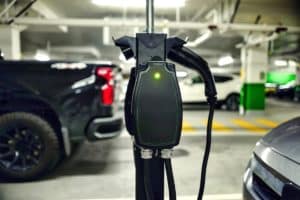 borne de recharge, voiture électrique, immeuble, Avere, électromobilité, borne de recharge publique, automobiliste, advenir, subvention