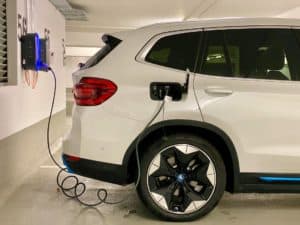 La Californie teste une taxe au kilomètre pour la voiture électrique. Unsplash