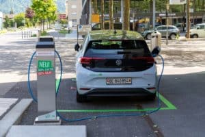 voitures-electriques-taxes-france-suisse