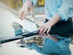 tickets de stationnement, faux, parking, arnaque, phishing, escroc, automobile, hameçonnage, Amérique du Nord, France, paiement, PV, contravention