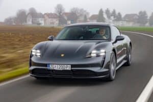 https://lautomobiliste.fr/16/10/2024/fraude-aides-caf-quand-largent-public-finance-voitures-luxe-ferrari-porsche-audi/