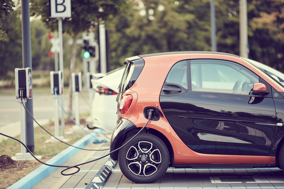 Recharger sa voiture au travail restera un cadeau fiscal en 2025. Pixabay