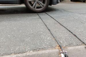 Câbles noirs sur la route : qu'est-ce qui se cache derrière ces mystérieux fils ?