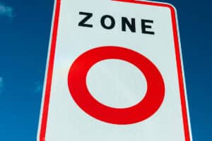 Les zones à faibles émissions : le grand débat en France