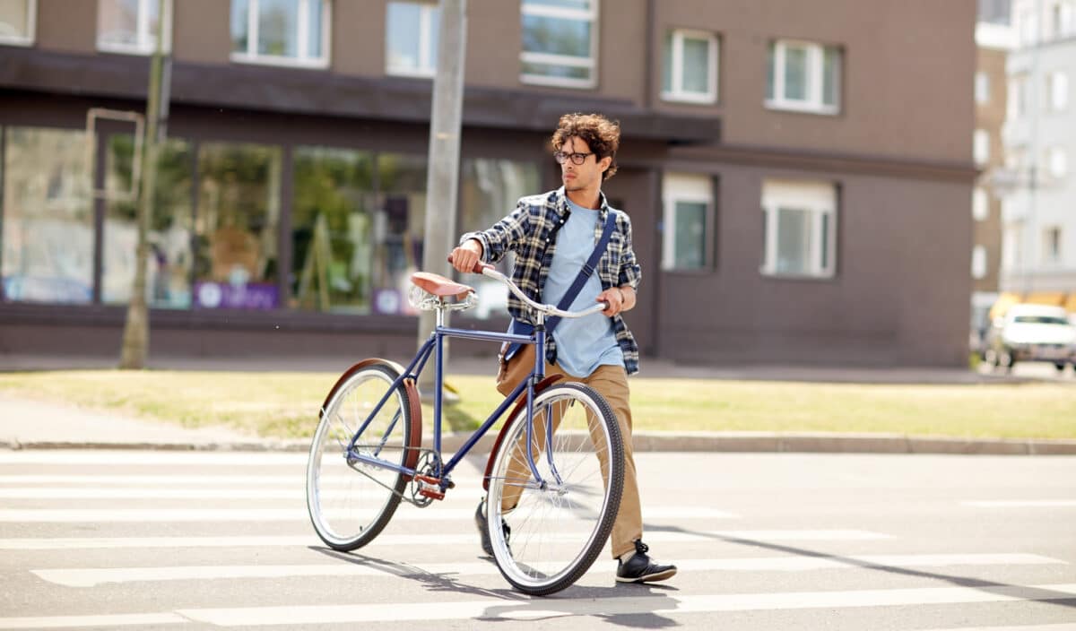 Peut-on traverser un passage piéton à vélo ? Voici la règle officielle (1 Français sur 3 se trompe)