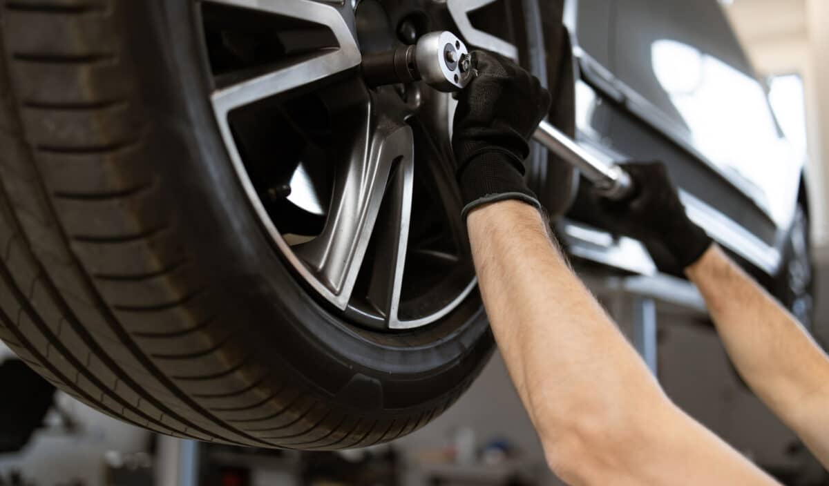 12 000 km et déjà des pneus à remplacer : la mauvaise surprise pour cette voiture électrique