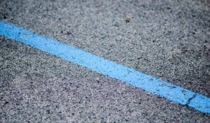 Ligne bleue sur la route : ce nouveau marquage que tous les automobilistes doivent connaître