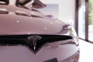 Tesla face à une année 2025 mouvementée : baisse des ventes et défis multiples