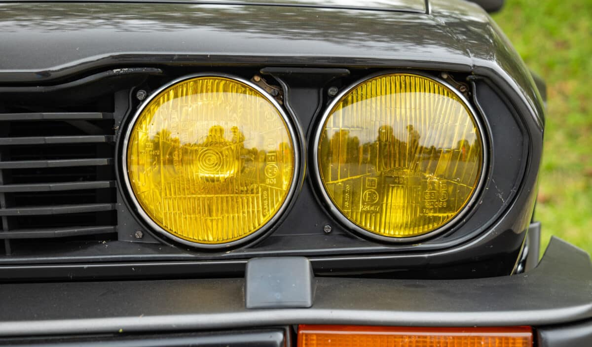 Pourquoi les phares de nos anciennes voitures étaient jaunes ?