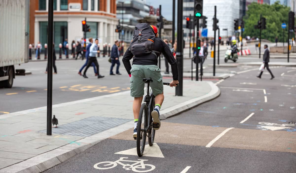 Ce que les cyclistes font tous les jours… mais qui est totalement illégal