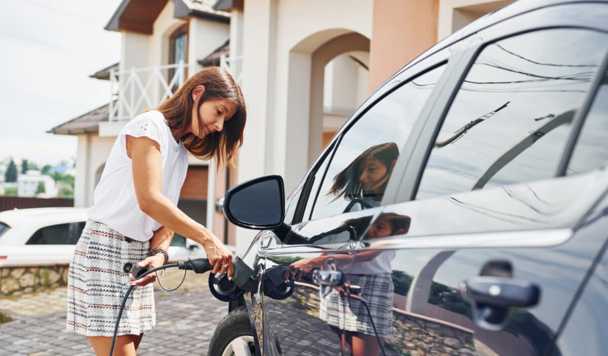 Rouler 100 km en voiture électrique, combien ça coûte ?