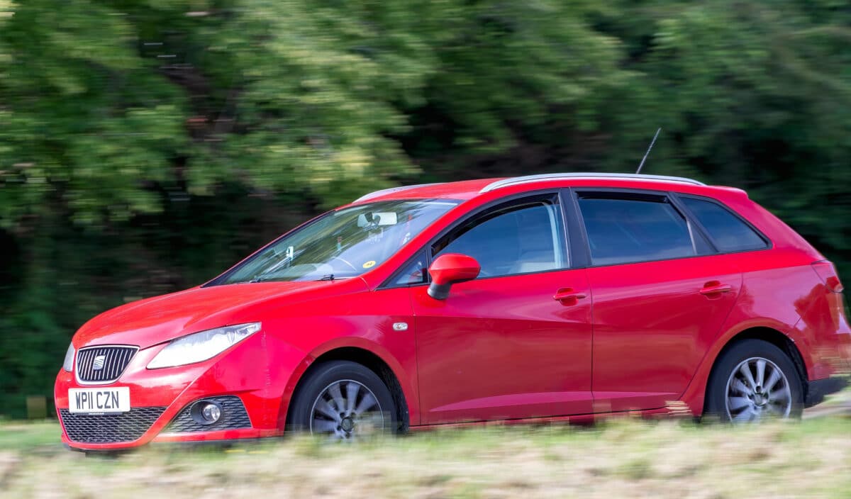 Seat Ibiza 2025 : nouveau look, nouveau moteur et nouveau (mini) prix