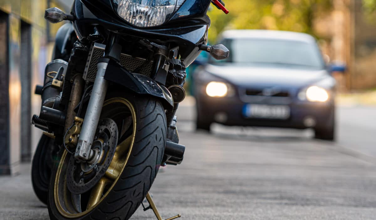 Motards : pouvez-vous vous garer sur toutes les places de parking ? On a la réponse