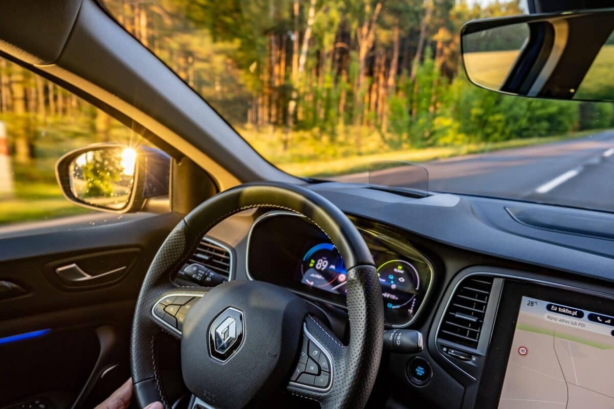 Renault revoit ses objectifs annuels à la baisse et nomme un directeur par intérim, face à une conjoncture automobile difficile. Pixabay