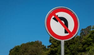 Pourquoi est-il interdit de tourner à gauche dans ces villes ?