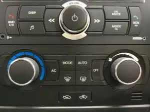 Jusqu’à +40% d’essence brûlée : le vrai coût caché de la climatisation en voiture