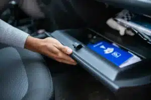 Cet objet banal que vous laissez dans la boîte à gants attire les voleurs comme un aimant
