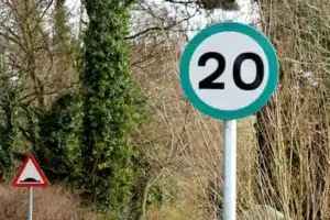 Ce nouveau panneau va semer la confusion : fini le rouge, place au vert !