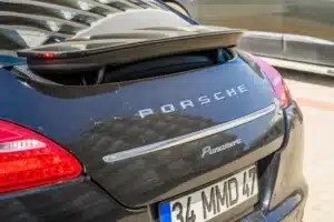 Conduire avec une plaque rouge ou noire : le détail qui peut vous coûter très cher