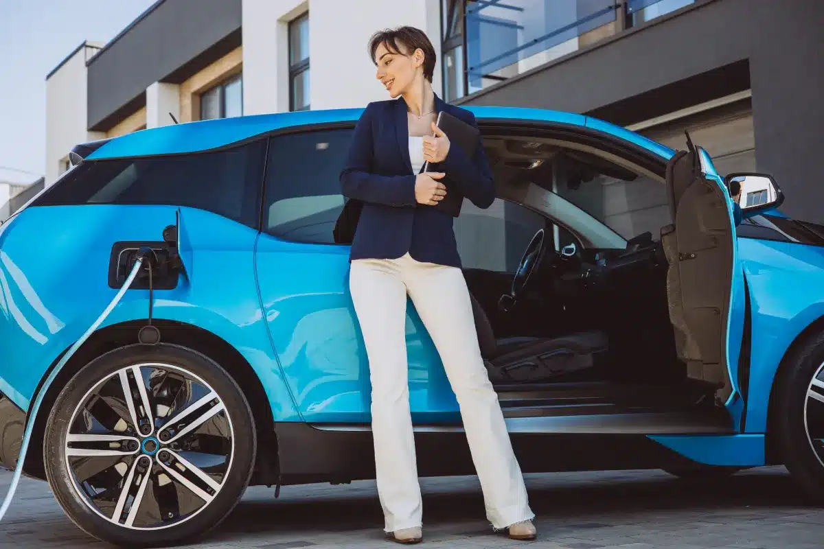Recharger sa voiture sans payer ? Ces rares endroits résistent encore !