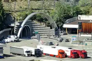 Mont-Blanc coupé du monde : trois mois sans tunnel, les automobilistes en colère