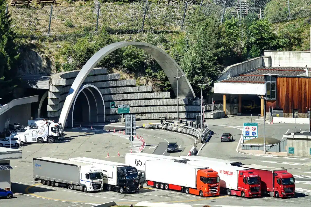 Mont-Blanc coupé du monde : trois mois sans tunnel, les automobilistes en colère