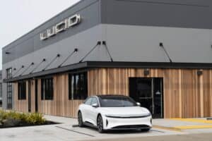Lucid lance sa voiture électrique de 960 km d’autonomie en France