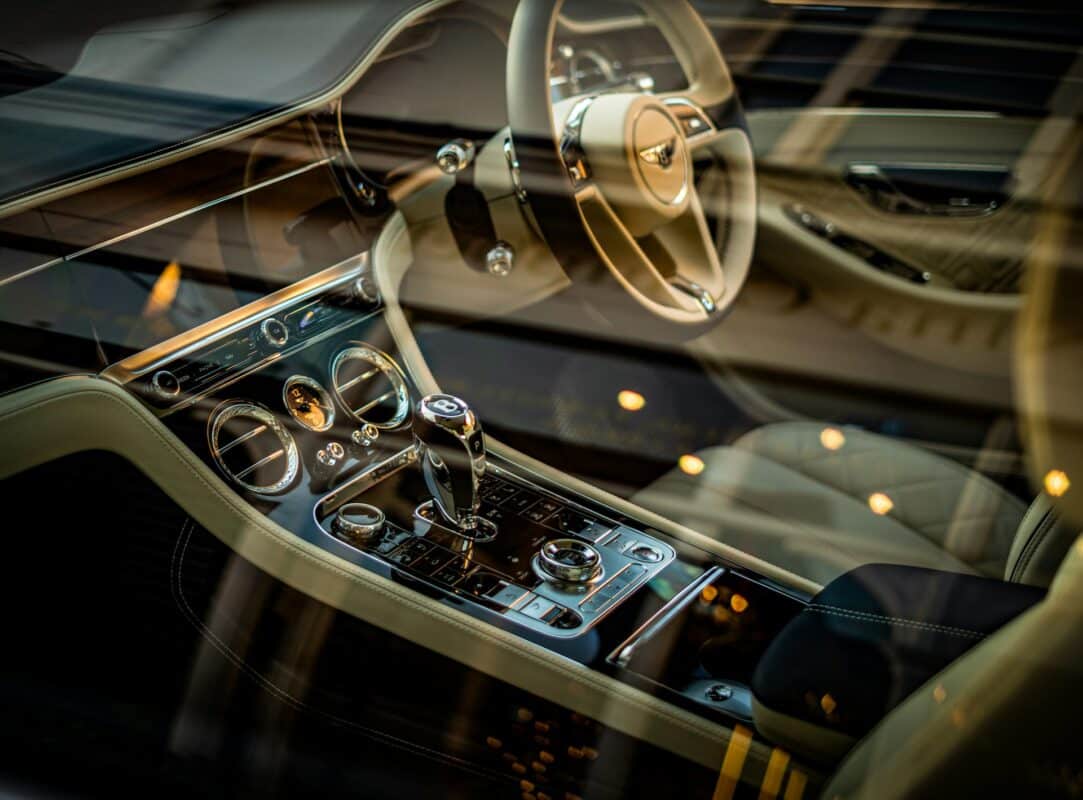 Alors que les coûts liés à la voiture explosent, 74 % des Français considèrent désormais l’automobile comme un luxe. Décryptage d’un basculement économique et social. unsplash