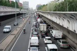 Autoroutes limitées à 50 km/h : vers une révolution ou une absurdité totale ?
