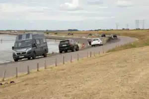 Coincé par la marée montante, son véhicule disparaît sous l’eau dans la Manche