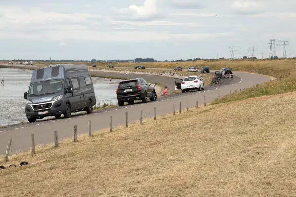 Coincé par la marée montante, son véhicule disparaît sous l’eau dans la Manche