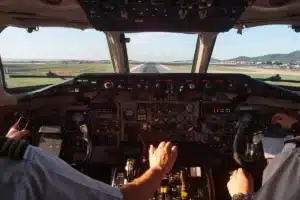 Vous avez toujours entendu “Roger” dans les films ? Voici pourquoi les pilotes l’utilisent vraiment