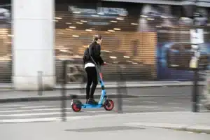 Fin du flou : la justice classe enfin les trottinettes électriques comme véhicules à moteur