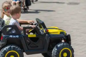Panique sur l’autoroute : un enfant de 3 ans s’élance en voiturette au milieu des voitures