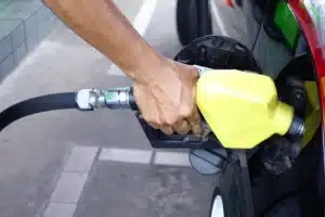 Panne cauchemardesque : il fait le plein et découvre que son réservoir est rempli… d’eau !