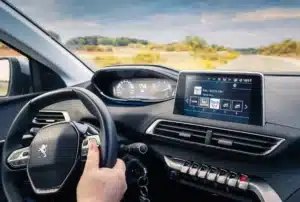 Propriétaires de moteurs PureTech : ce voyant cache une panne catastrophique, attention au danger