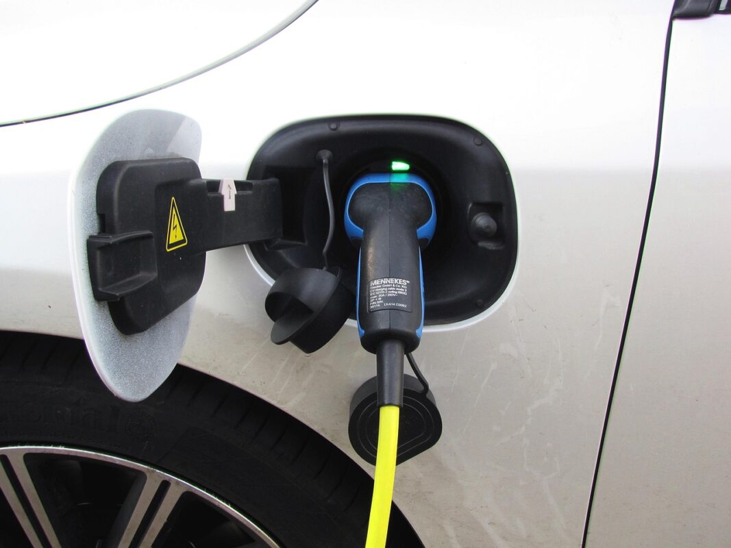 Les voitures hybrides rechargeables se révèlent bien plus polluantes que prévu. Découvrez pourquoi ces modèles, souvent mis en avant pour leur vertu écologique, sont aujourd’hui dans le collimateur. Pixabay