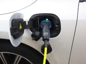 Les voitures hybrides rechargeables se révèlent bien plus polluantes que prévu. Découvrez pourquoi ces modèles, souvent mis en avant pour leur vertu écologique, sont aujourd’hui dans le collimateur. Pixabay