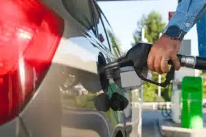 Son erreur à la pompe tourne au désastre : 50 litres de diesel déversés dans les champs