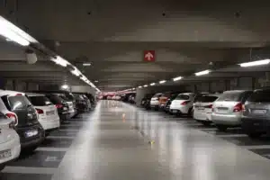 Stationnement payant : rester dans sa voiture suffit-il pour éviter l’amende ?