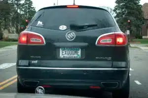 Une plaque « fantaisie » vendue en magasin ruine sa vie : 15 PV en quelques semaines