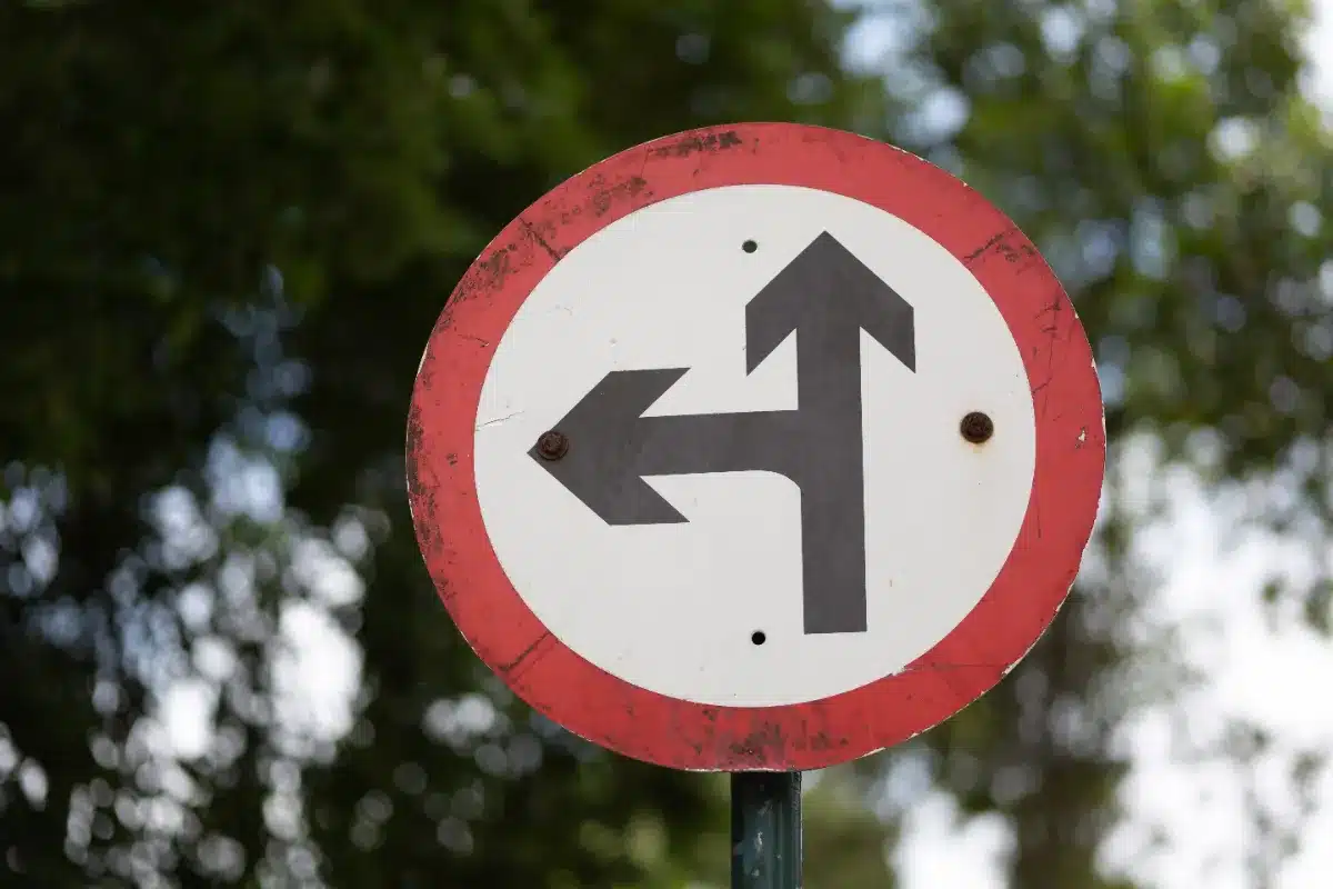 Sécurité routière en danger ? Ce maire retire les panneaux de signalisation sans prévenir