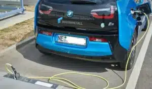 Fini la galère des bornes : ce pays cache la recharge des voitures dans ses trottoirs