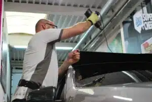 Ils collent un GPS sur votre pare-brise — comment les voleurs traquent votre voiture