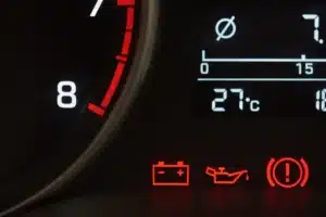 Voyant d’huile moteur allumé : le danger que trop d’automobilistes ignorent !